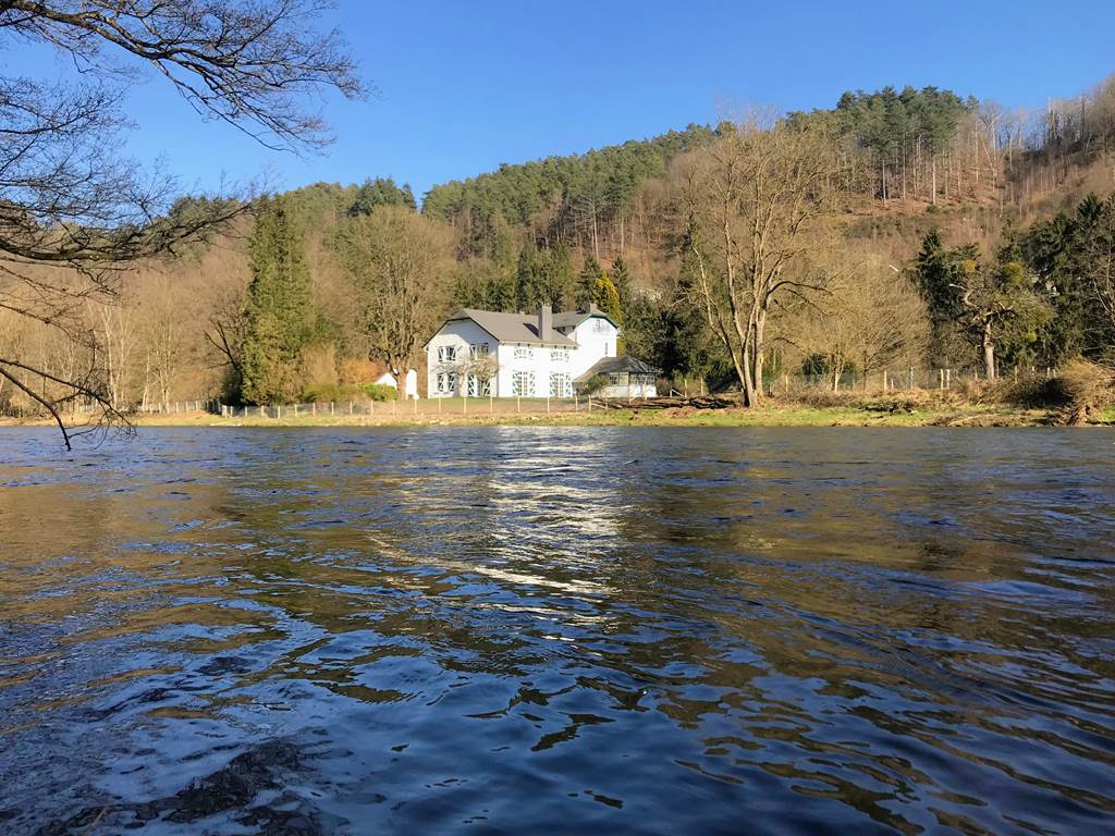 herfstzicht-ecolodge-ambleve-rivier