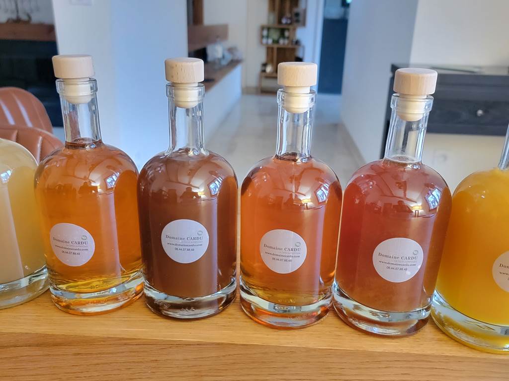 Sélection de liqueurs artisanales  corse du Domaine Cardu proposés aux convives.
