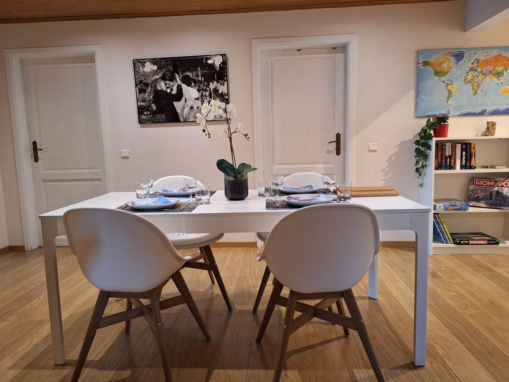 11-table-a-manger-vue-differente-gite-lecureuil-namur-wepion-jpg