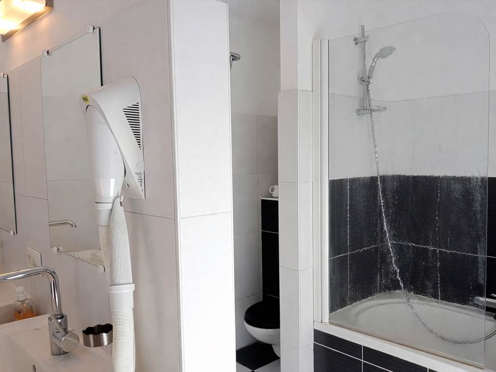 Les sdb sont équipées d'un sèche cheveux