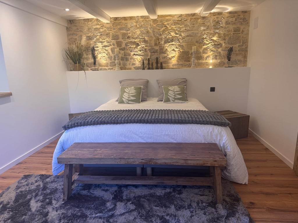 chambre-lit-king-size-pierres-apparentes-gondrexange-moselle