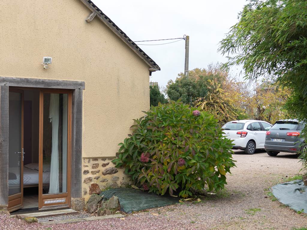 vue extérieure charlotte's room et parking bandb la basse orme - les iffs