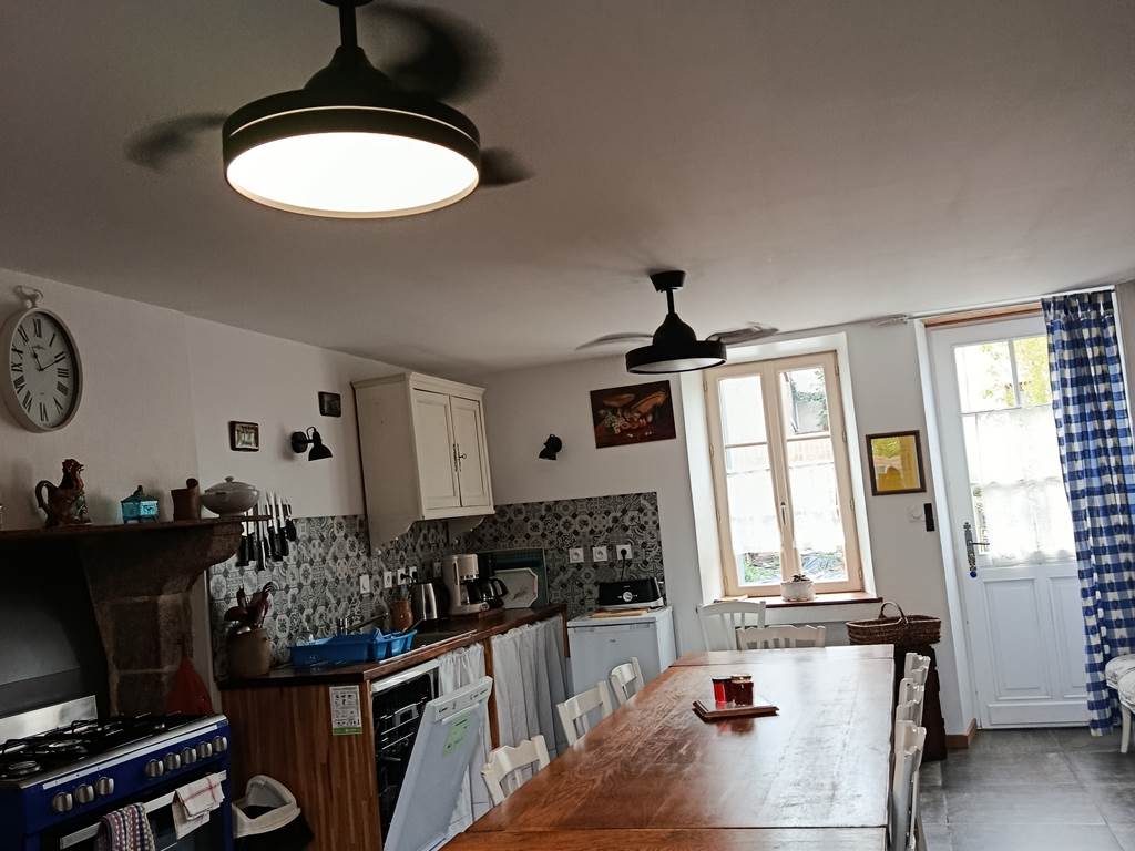 cuisine avec ses 2 ventilateurs