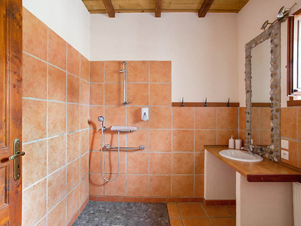 salle de bain chambre du bas