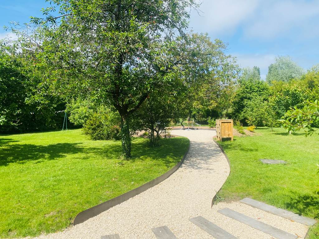 Path to picnic area