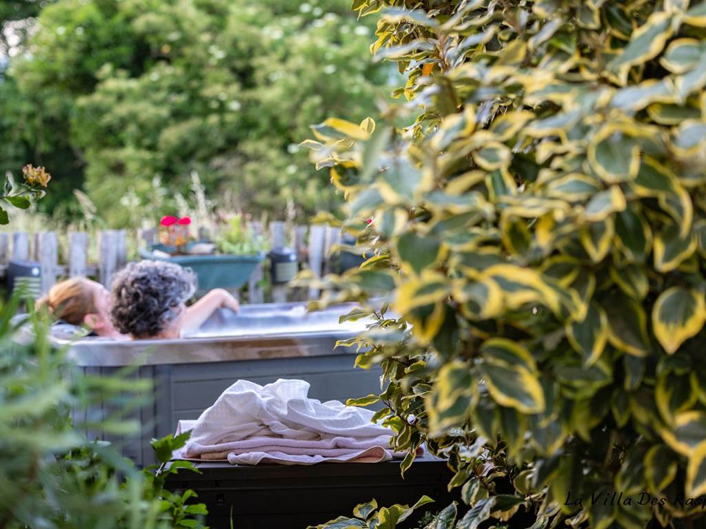 Jacuzzi extérieur privatif à la chambre d'hôtes Orzals