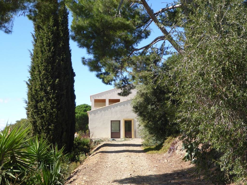 Côté cuisine de la salle de réception et de 1er espace extérieur pour évènements