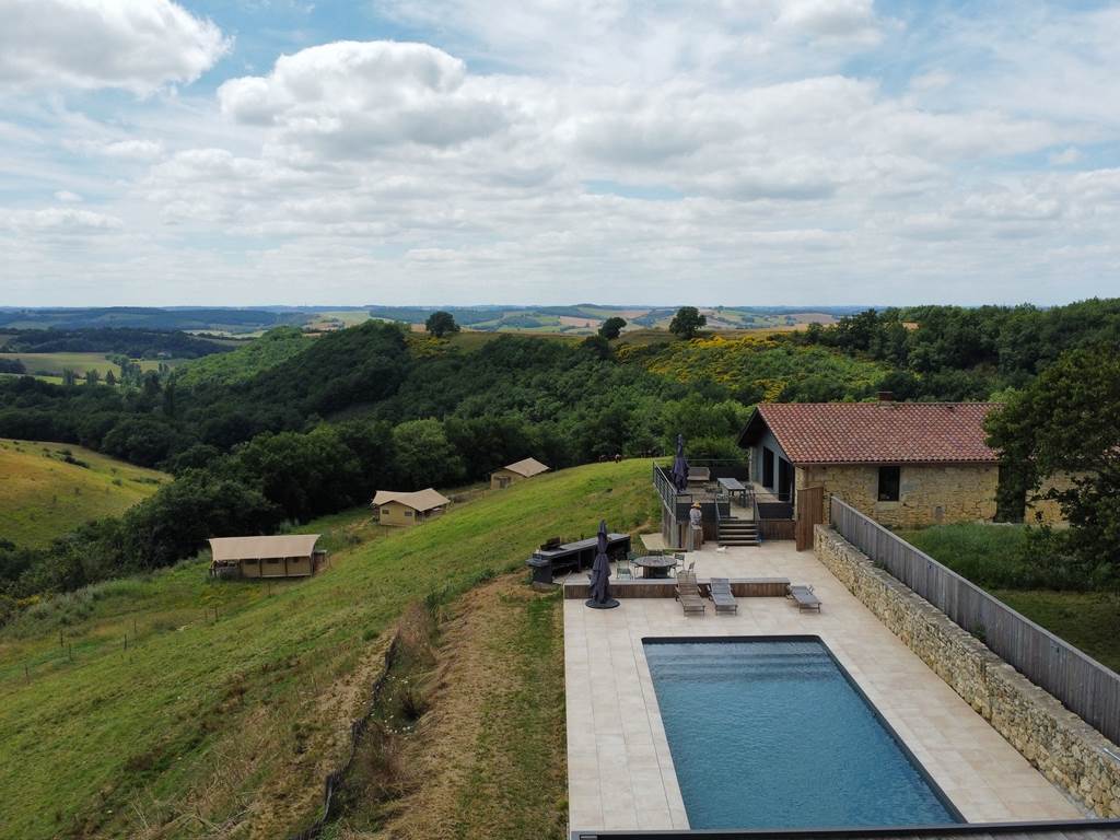 vue-aérienne-piscine-gîte-lodges