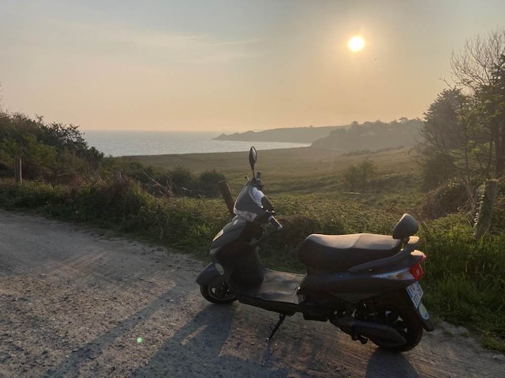 quand un scooter Scoot Escape profite d'un coucher de soleil