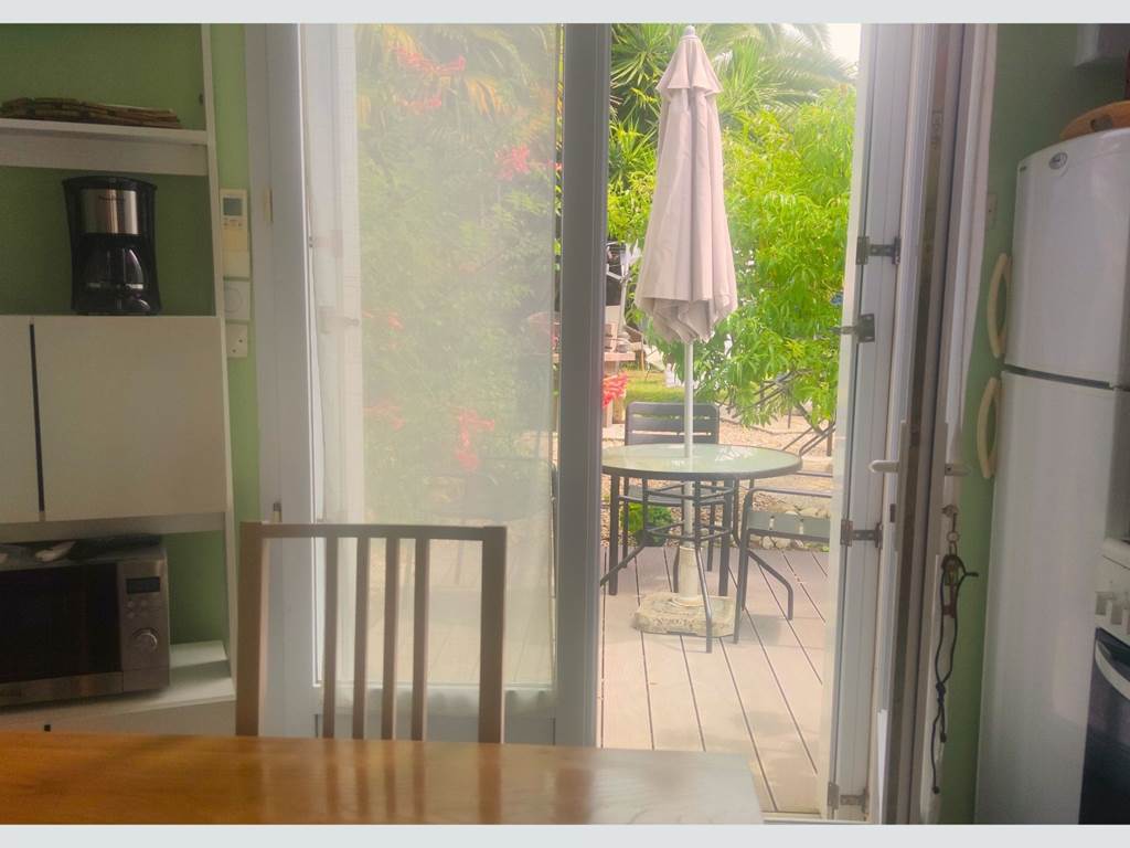 Table avec vue sur la terrasse Une transition naturelle entre l’intérieur et l’extérieur pour savourer chaque instant dans un cadre serein.