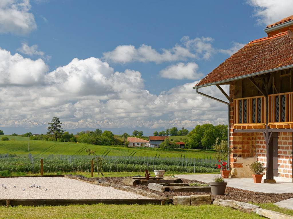 Dépendances avec terrasse à l'étage couverte, salle de jeux enfants rez de chaussée, terrain de pétanque, carrés potagers,