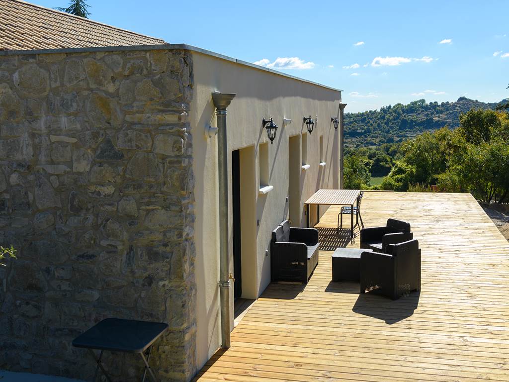 Terrasse Bois accès gîte 2 et 4 places