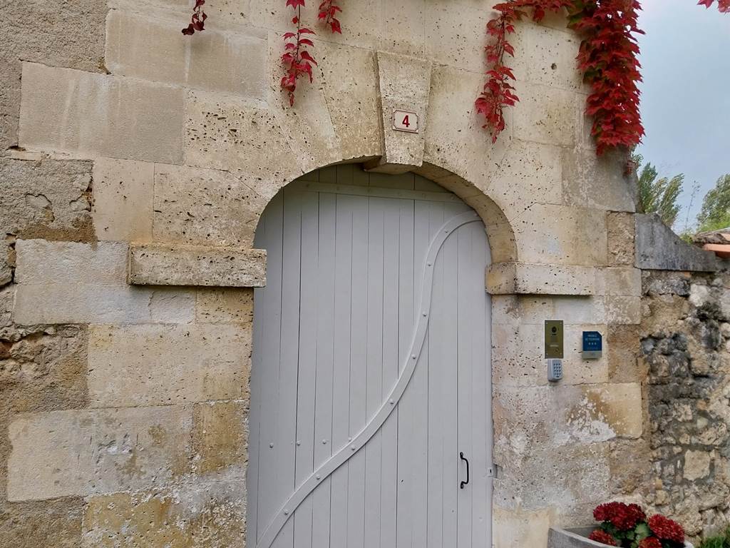 Entrée sur le côté route
