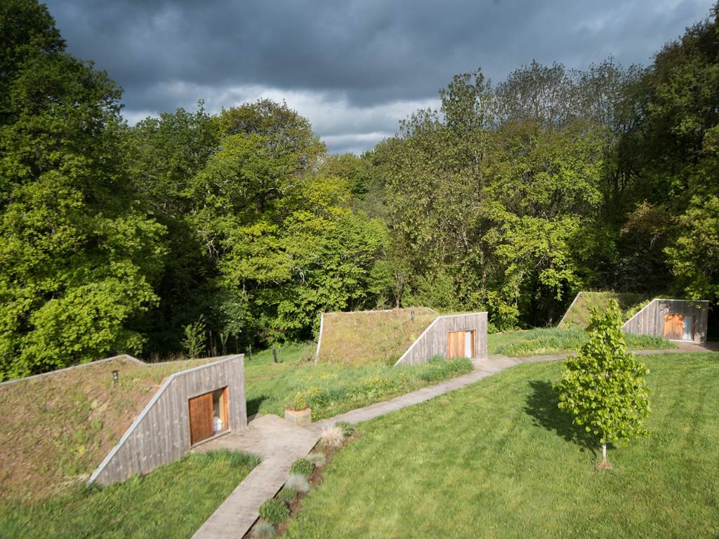 les cabanes autour du tilleul à Saint-Victurnien