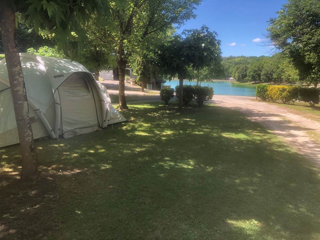 Camping, un séjour au bord du lac