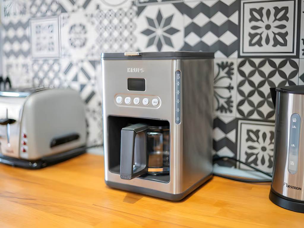 cafetiere-cuisine-equipee-gite-canal-du-midi