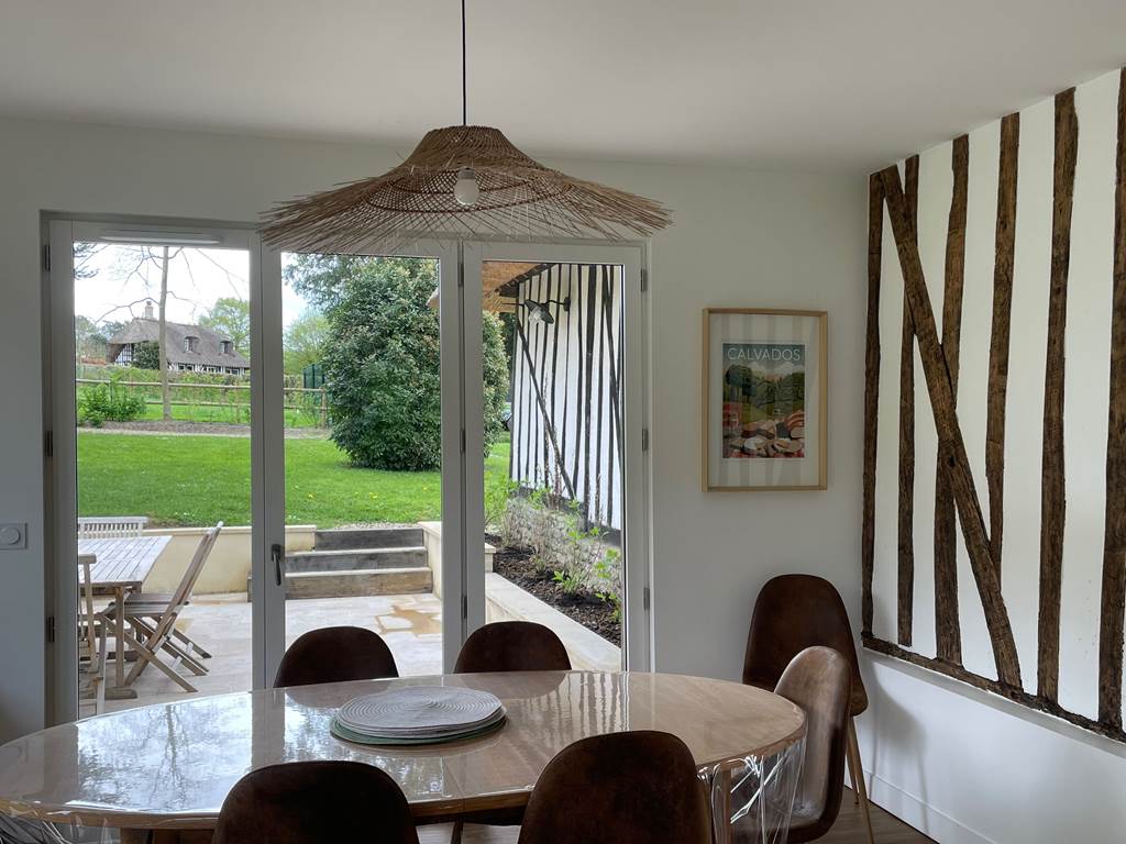 La cuisine s'ouvre sur le jardin, ici en hiver