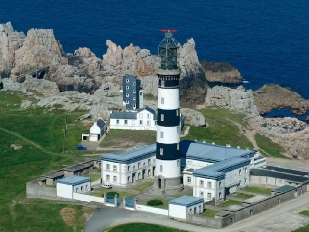 L’île d’Ouessant et son phare emblématique après 1 heure de bateau du Conquet
