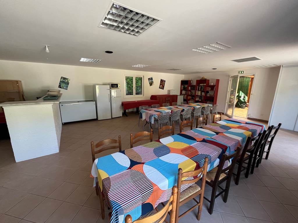 Salle commune ( repas,fêtes,mariage,travail)