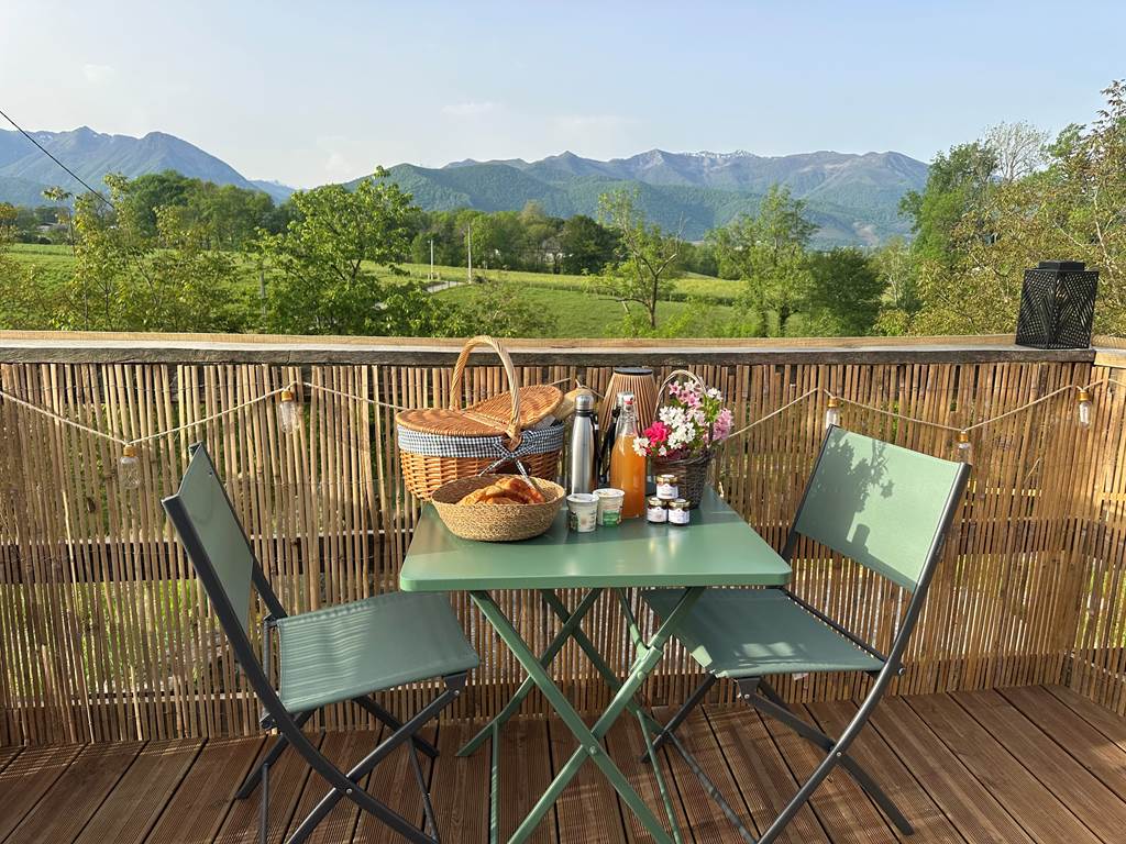 Petit-déjeuner composé de produits locaux avec vue sur les Pyrénées