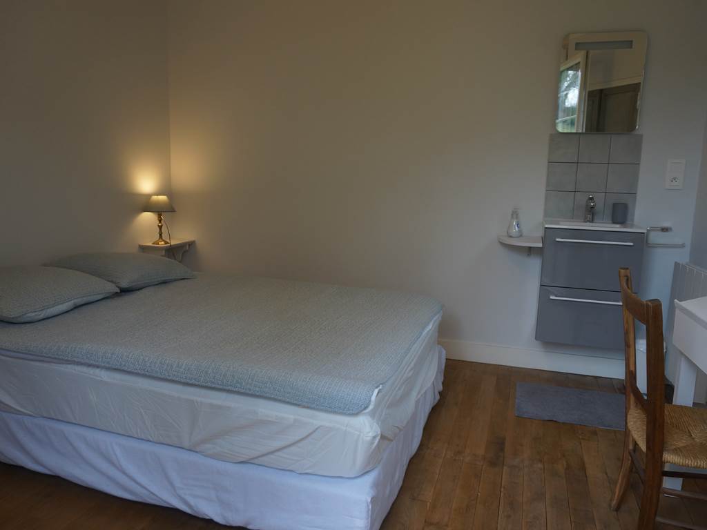 chambre 2 lit double et lavabo
