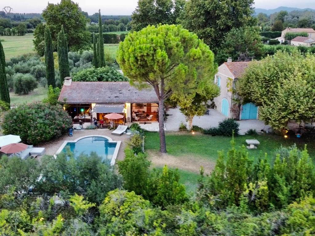 L'Orangerie et ses baies vitrées qui s'ouvre sur les extérieurs
