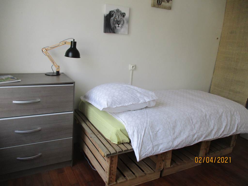 Petite chambre Lit et Commode + rideau café ++