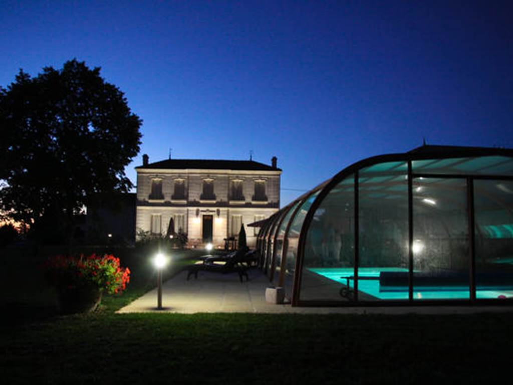 Maison de Jean, chambres d'hôtes de charme en Blaye Côtes de Bordeaux , Château Haut Bourcier avec piscine chauffée et couverte