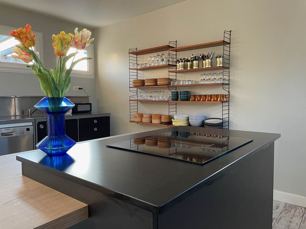 Cuisine-salle-poolhouse-La-Petite-Couronne-Ecolodge