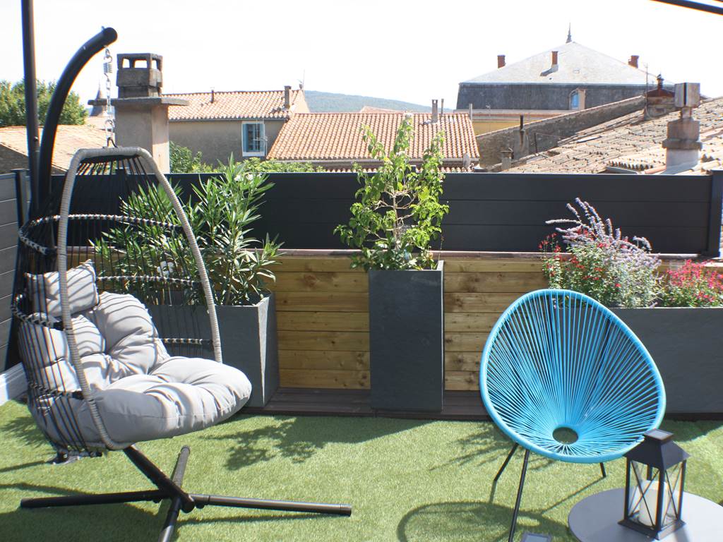 terrasse-ensoleillee-transats-gite-vacances-olonzac