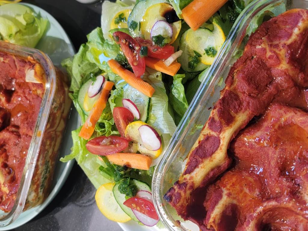 Spécialité culinaire corse : lasagnes au brocciu maison servies à la table d'hôtes du domaine.