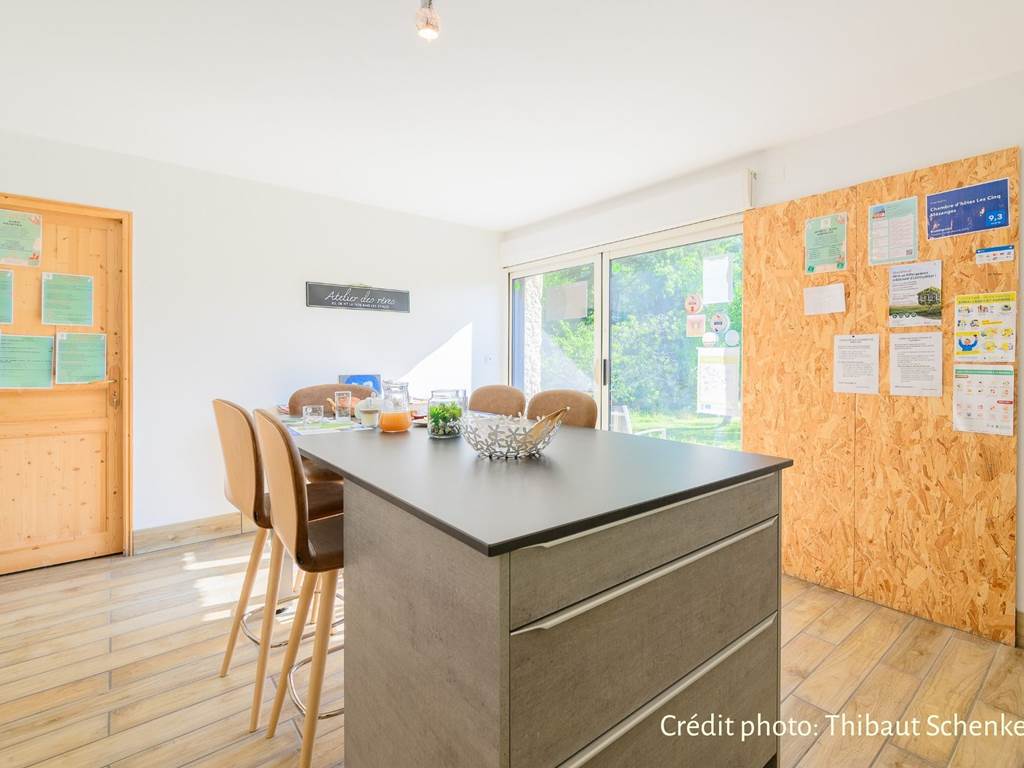 espace cuisine où vous sera servi le petit déjeuner crédit photo : Thibaut Schenkel