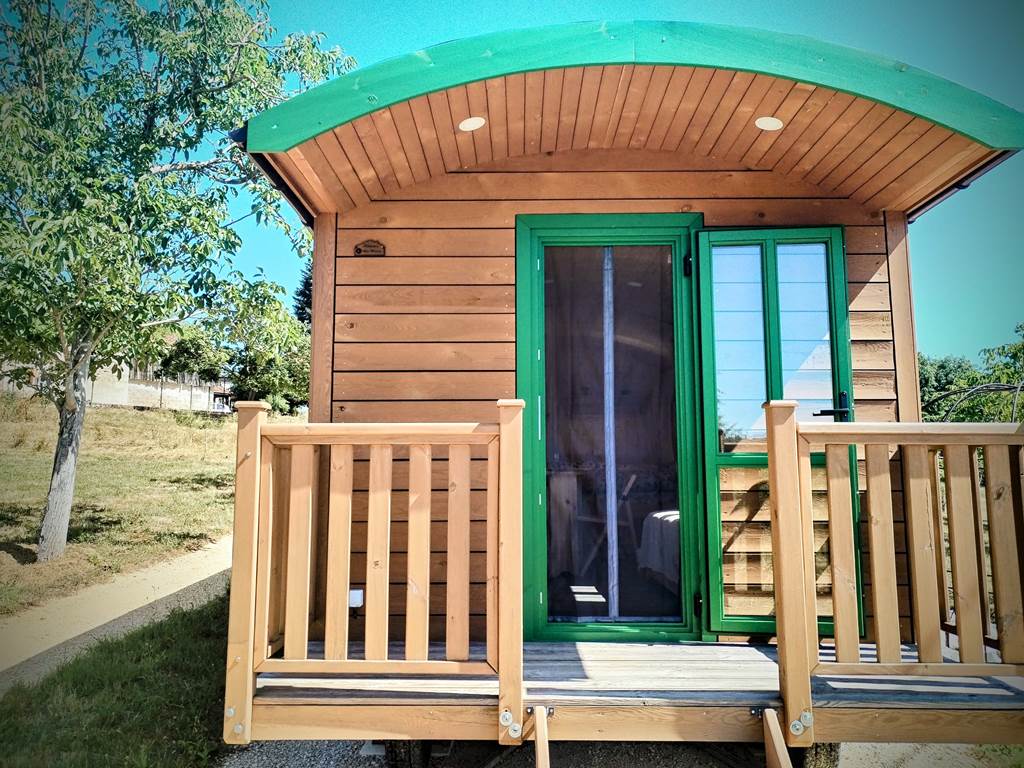 entrée de la roulotte - terrasse attenante