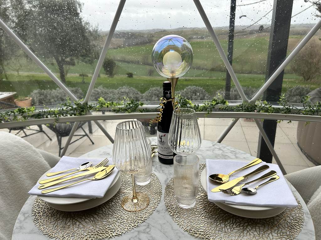 Table luxueuse en pleine campagne