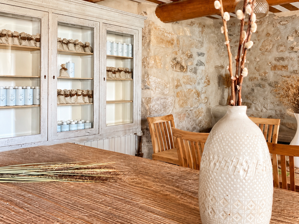 "Une espace de vie pour nos hôtes, entre murs de pierre, bois ancien et charme provençal"
