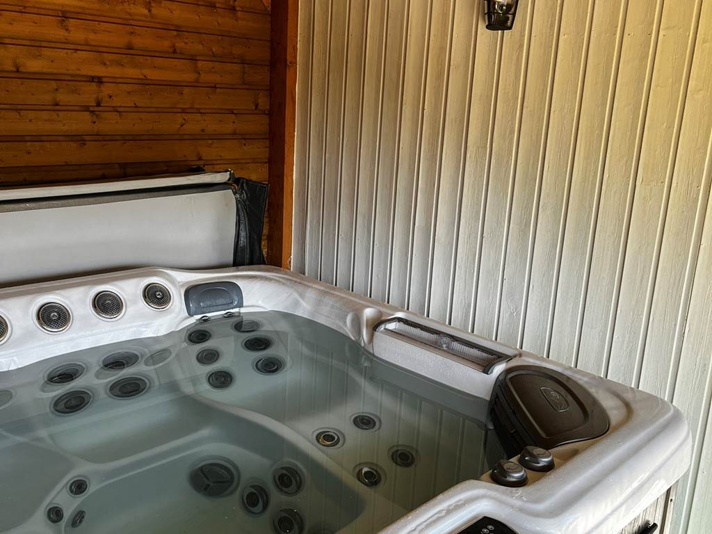Spa en extérieur du gîte Pinson