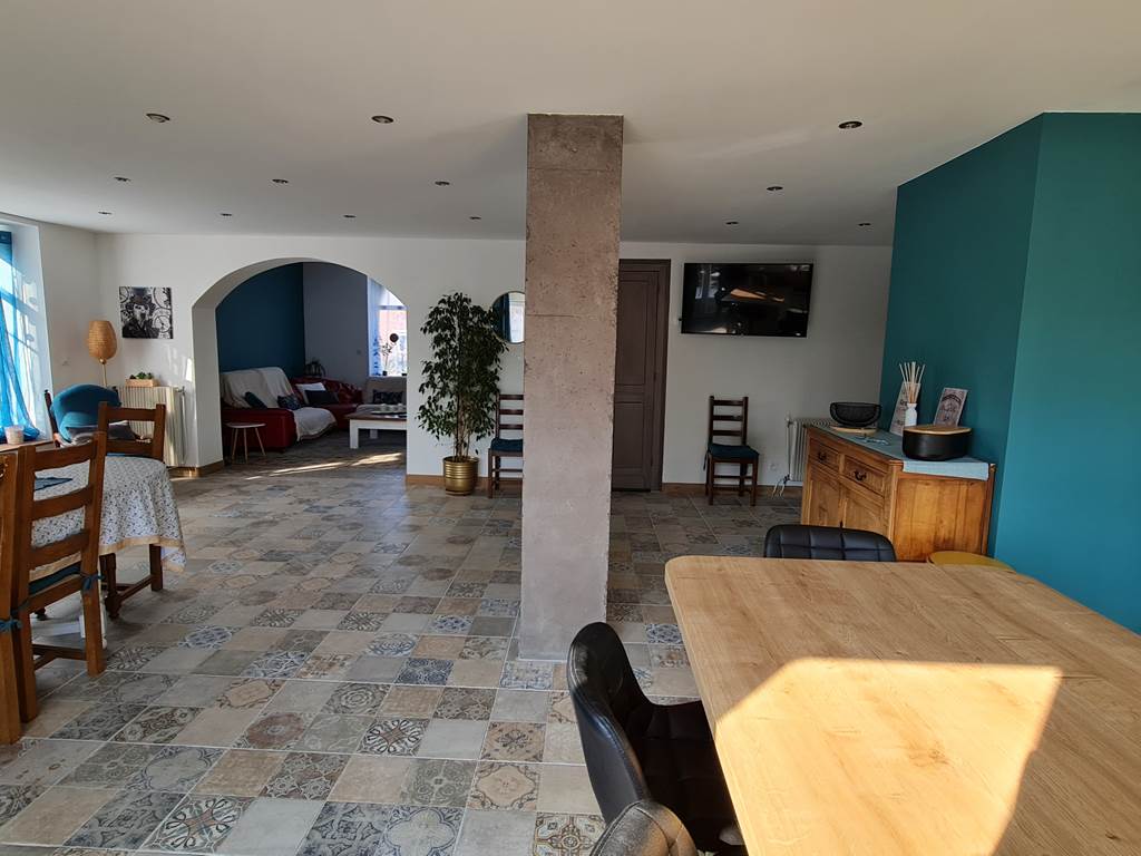 Pièce de vie de 50 m² idéale pour les réunions de famille ou entre amis