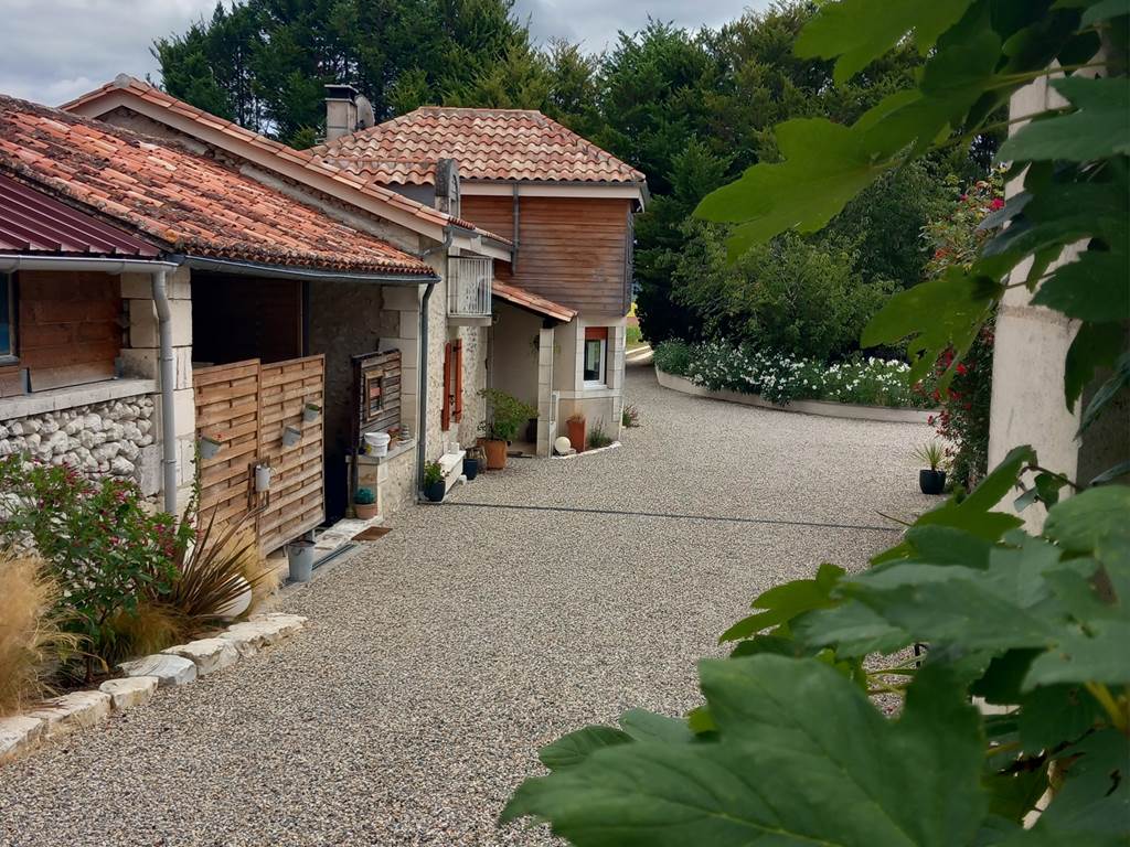 Allée maison pricipale et gites