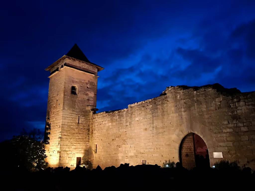 le-chateau-de-pervinquieres-exterieur