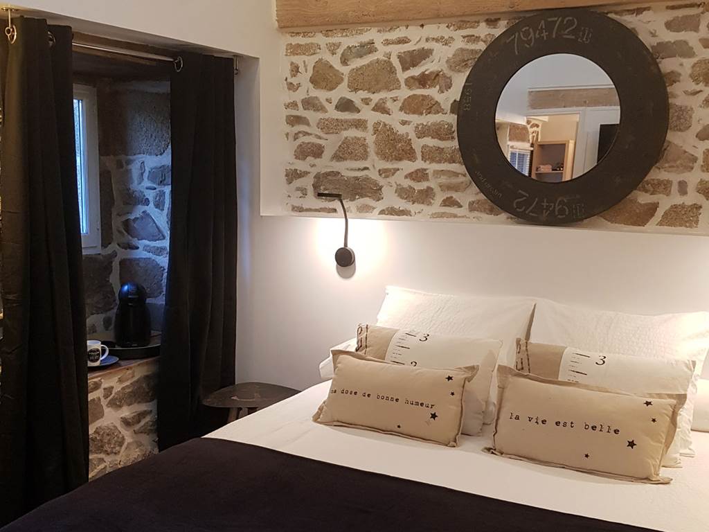 Coeur de granit - lit queen size - chambre d'hôtes 2 personnes