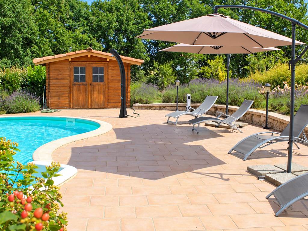 La piscine et la douche solaire