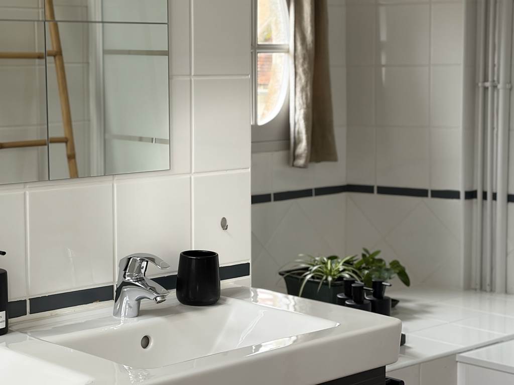 maison-jazey-salle-de-bain-carrelage-blanc