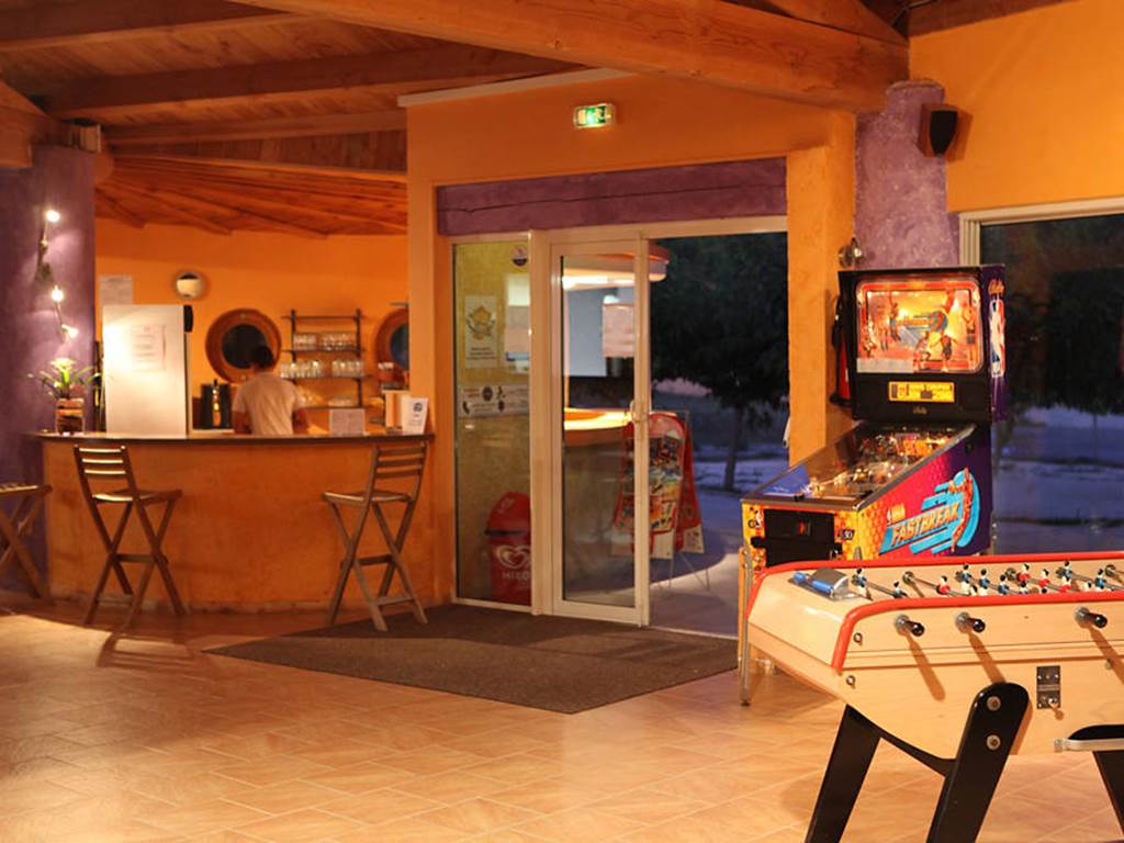 Réception avec espace bar, flipper, babyfoot