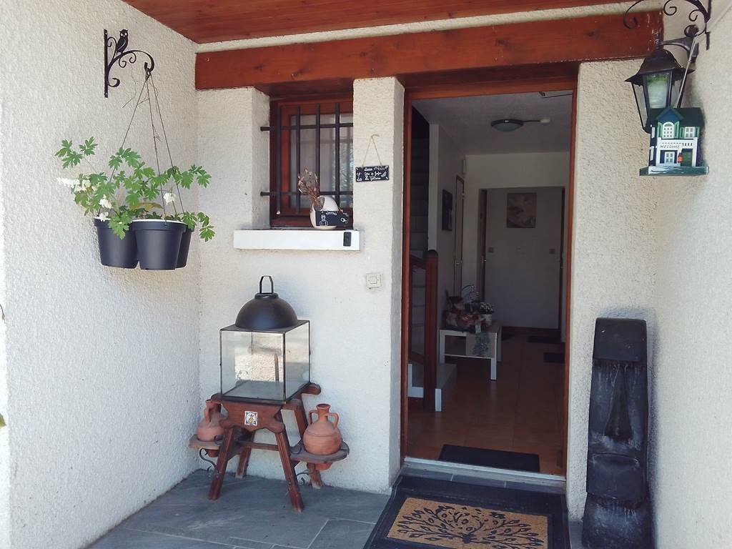 Entrée-studio-privé-les-gites-de-josefine-voltaire-ornex-ferney-voltaire-geneve-mont-blanc-jura