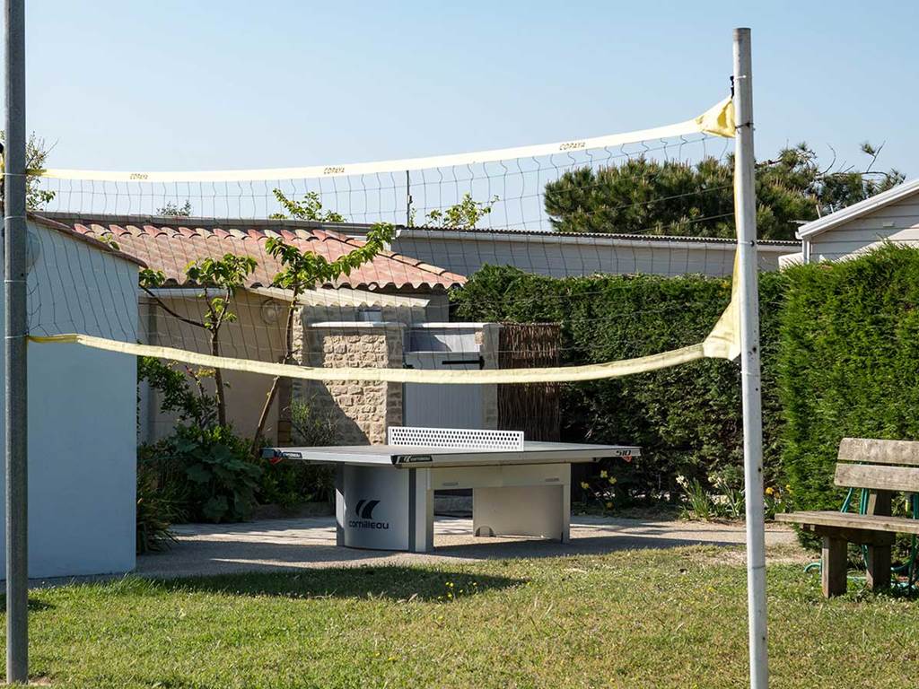 Volley et ping-pong au Camping les Pérouses du Phare