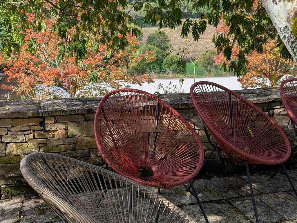 la terrasse avec vue sur la piscine et la campagne