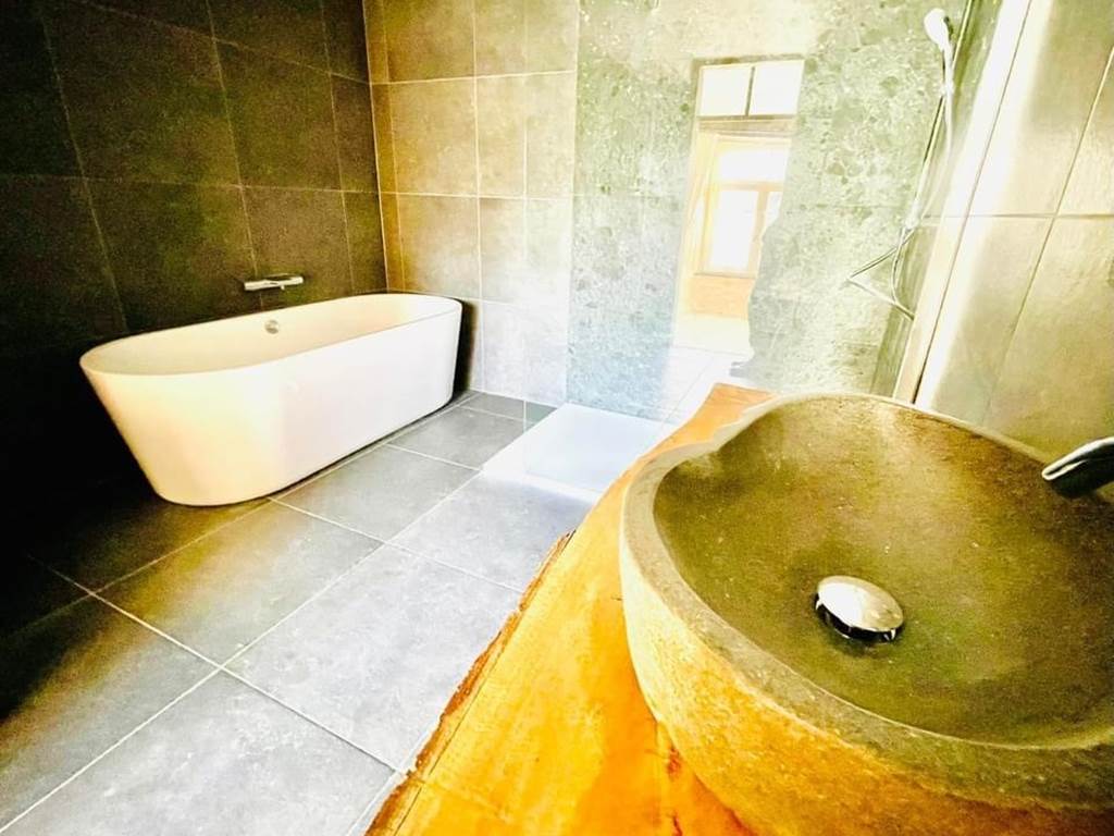 Manoir de Sterpigny, château-ferme: grande salle de bain tout confort