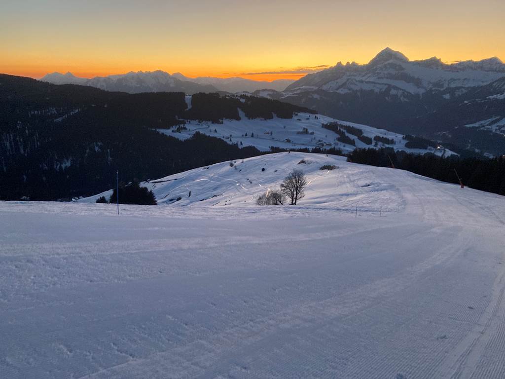 Coucher de soleil sur la piste bleue du Mont Rond