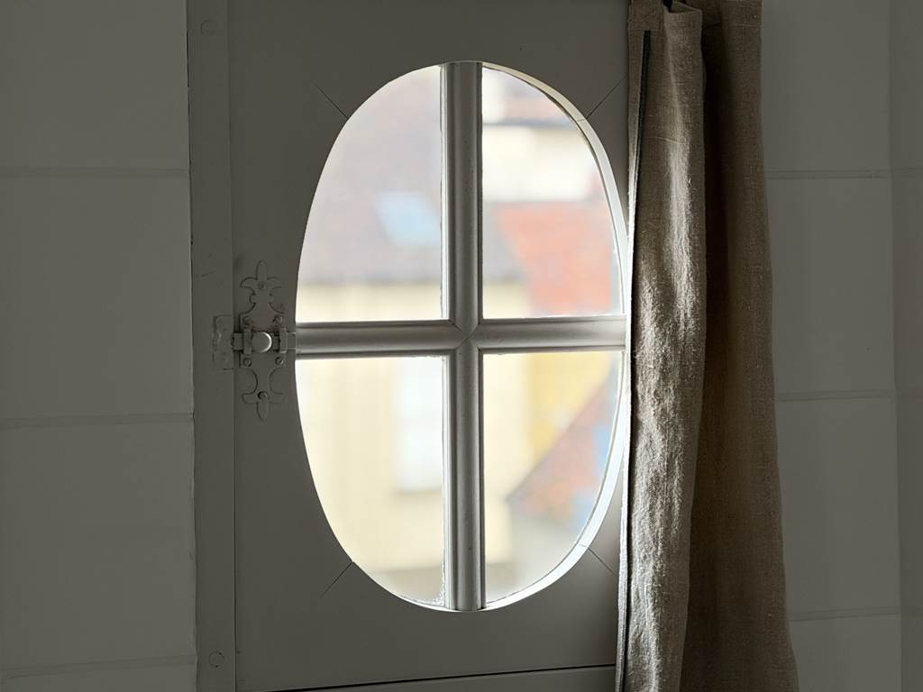 maison-jazey-fenetre-ovale-rideau-lin