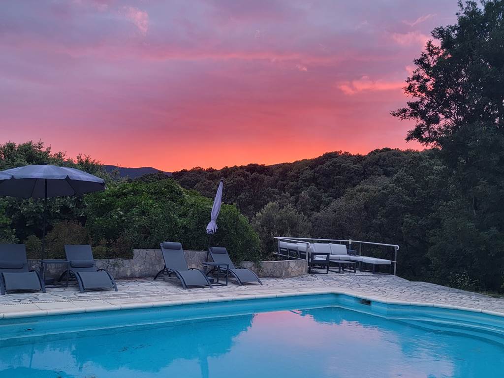 Vue panoramique sur les montagnes au crépuscule depuis la terrasse de la maison d'hôtes.